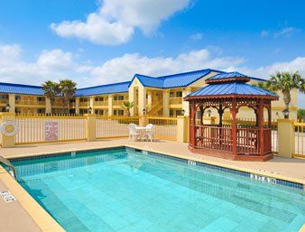 Days & By Wyndham Hotel Winnie