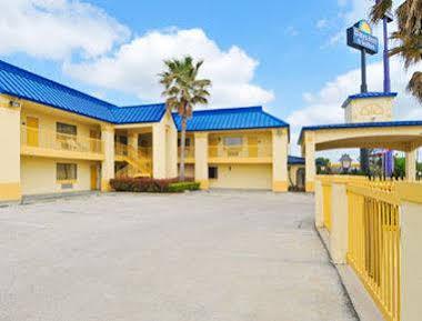 Days & By Wyndham Hotel Winnie